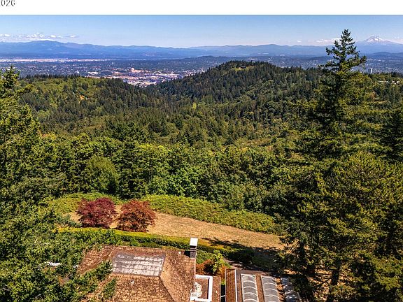 4th image of 429 NW Skyline Blvd