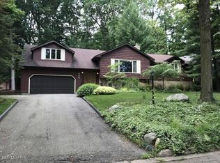 904 Wooded Ln, Marshall, MI 49068