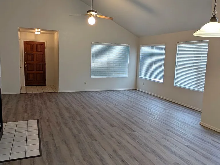 2325 E Lakecrest Dr — Photo 4
