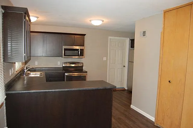 4 bed, 2100 sqft, $3,200 — Photo 2