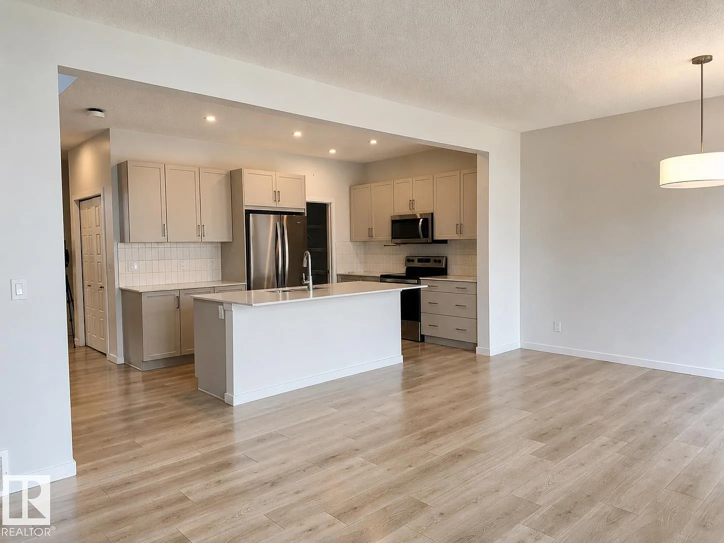 3 bed, 2.5 bath, 1905 sqft, $2,450 — Photo 2