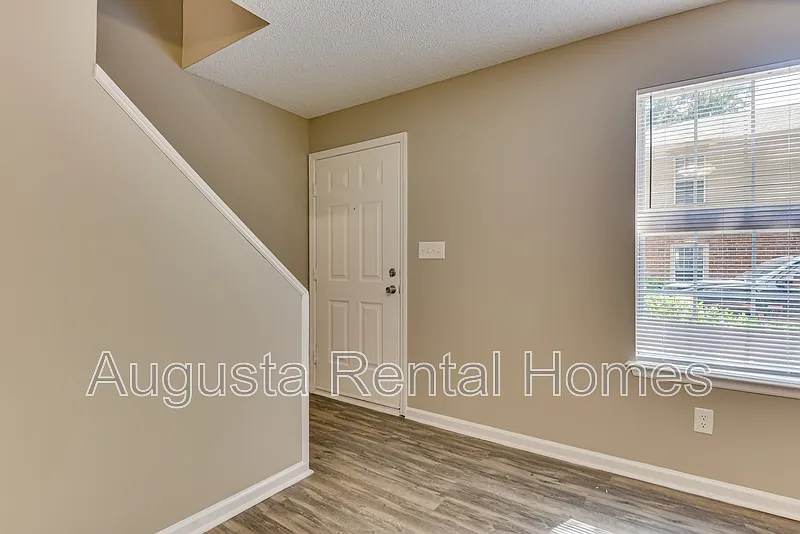 2 bed, 1.5 bath, 1005 sqft, $1,150 — Photo 2