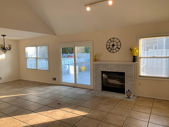 4th image of 72 Whilshire Ln