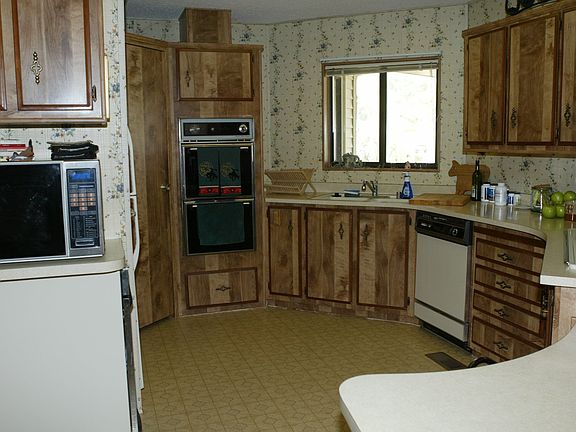 Roomy Kitchen w/Lrg Pantry