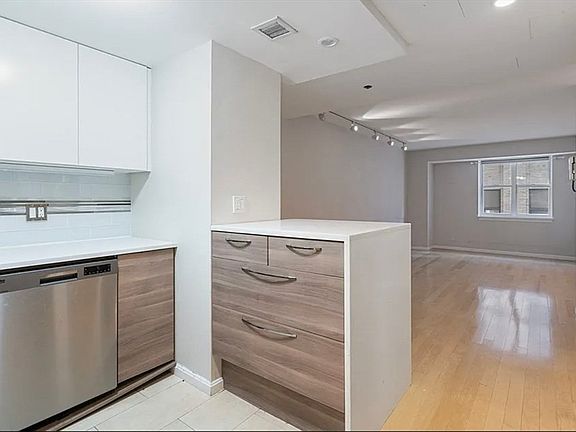 3rd image of 170 Tremont St APT 905