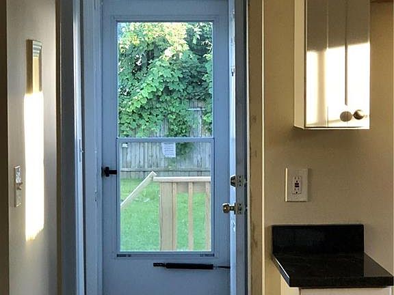 4th image of 3805 Schiller Ave
