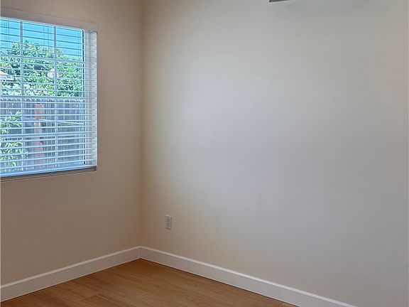 5th image of 3827 Esmeralda Ave #B
