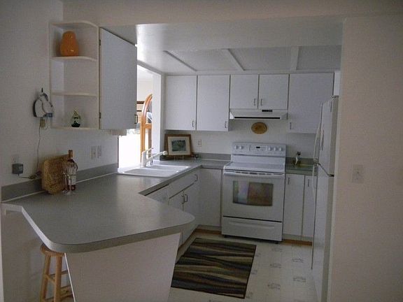 Very functional kitchen with nice work flow.