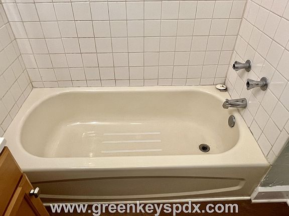 Bathtub with tile surround in 3713