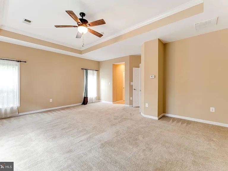 Grand Master Bedroom 18'x22'