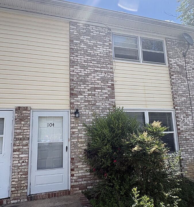 1st image of 104 Clinton St