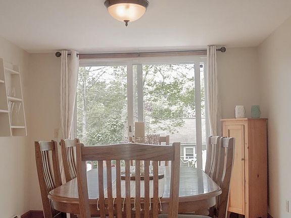 4th image of 10 Silver Birch Ave