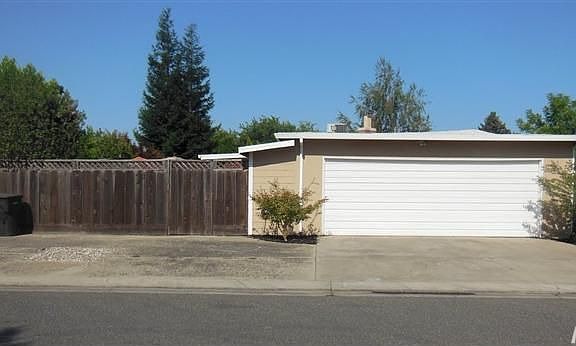 4th image of 2211 Yosemite Ave