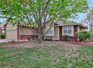 900 Clover Ln, Valley Center, KS 67147