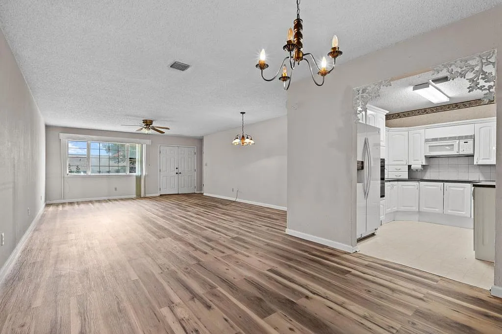 1425 N Stoneridge Manor — Photo 4