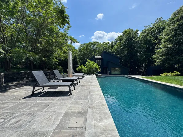 https://photos.zillowstatic.com/fp/eb5be2387c3507df3966568161721807-p_e.webp