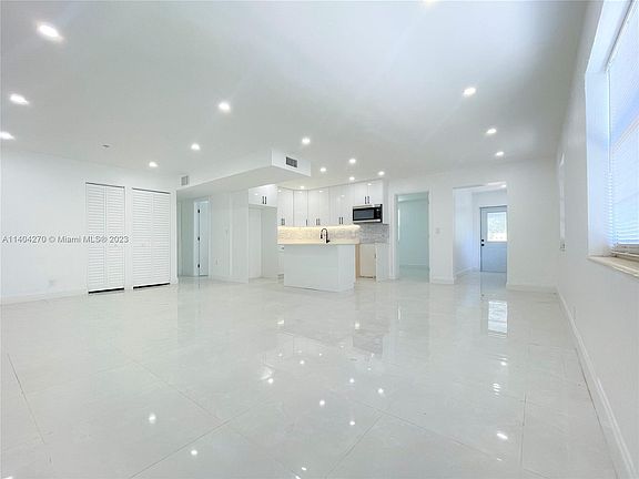 4th image of 561 NW 33rd Ave