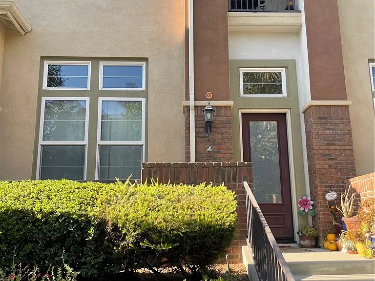 706 W 1st St — Photo 1