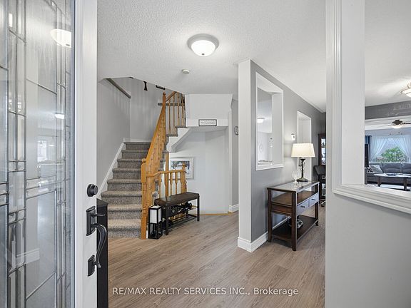 4th image of 30 Henderson Cres