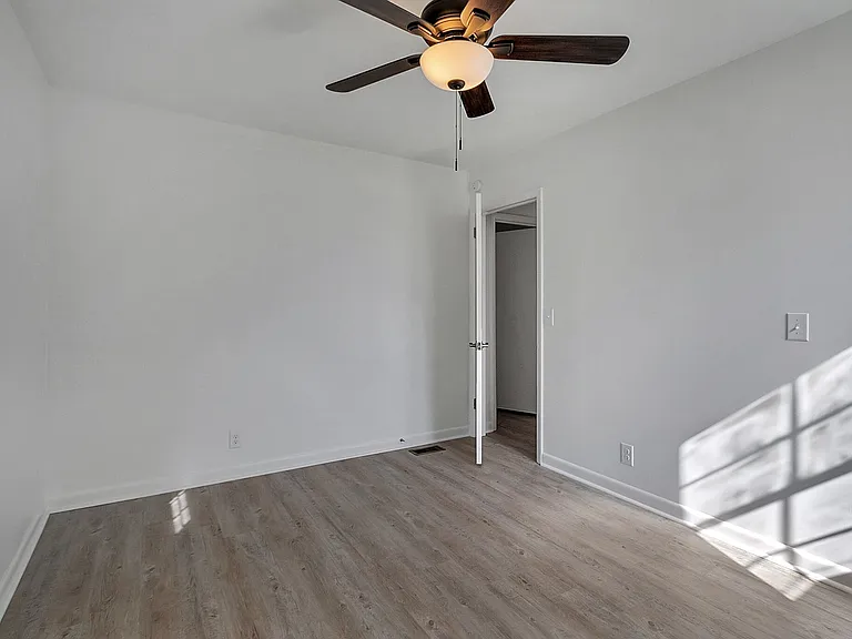 124 Grenadier Dr — Photo 21