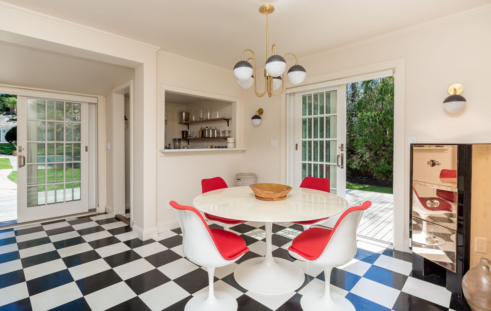  Breakfast Area Adjacent to Decking
