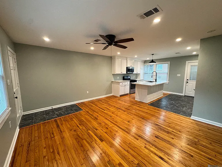 1548 S Acadian Thwy #B — Photo 4
