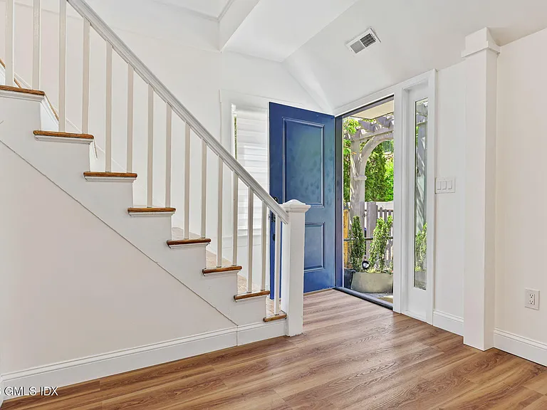 300RUC E Park Ave #B — Photo 3