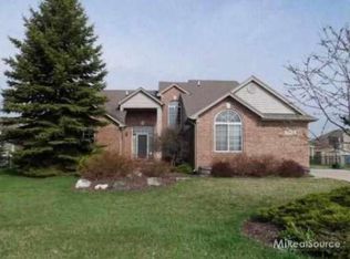 30055 Highgate Dr, Chesterfield, MI 48051