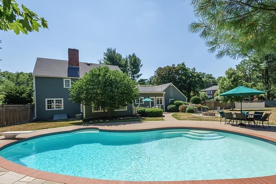2nd image of 2 Landsdowne Ct