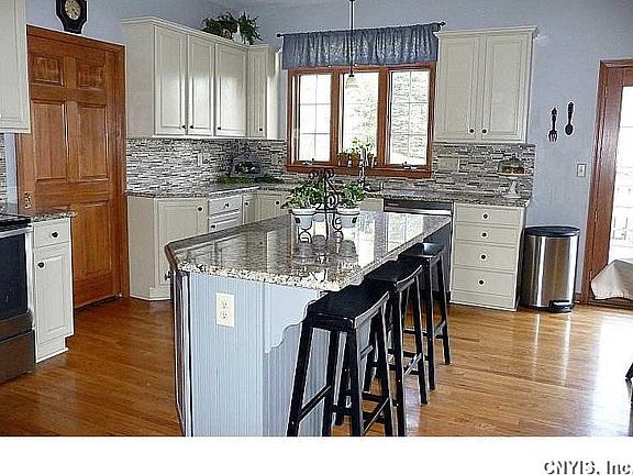 3rd image of 4770 Queen Victoria Cir