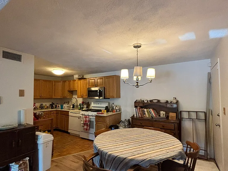 1216 Vfw Pkwy #43 — Photo 5
