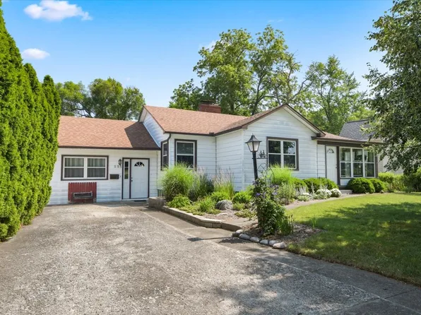 555 E Franklin St, Paxton, IL 60957