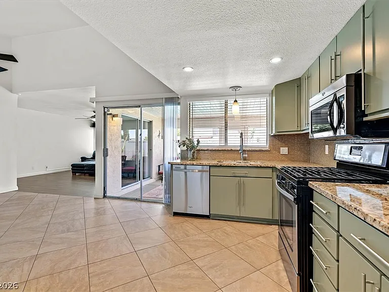 3956 Clear View Dr — Photo 11