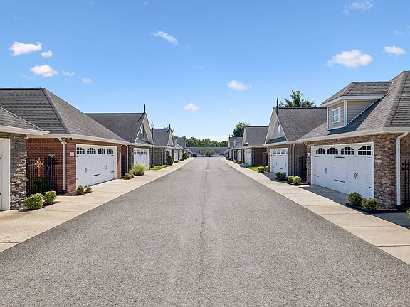 4th image of 395 Devon Chase Hl Unit 1102