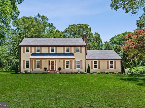 2nd image of 1011 Hinman Ln