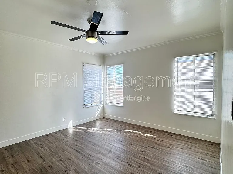 1043 1/2 S Norton Ave — Photo 7