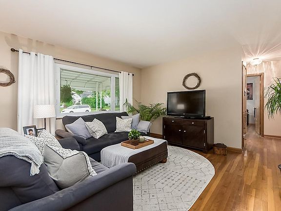 4th image of 2974 Voeller Cir