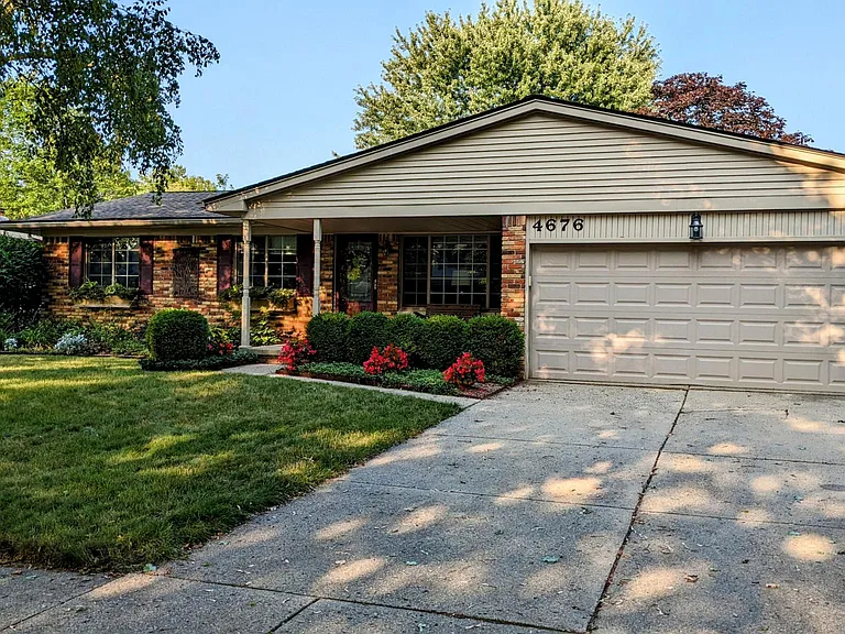 4676 Fairmont Dr — Photo 3