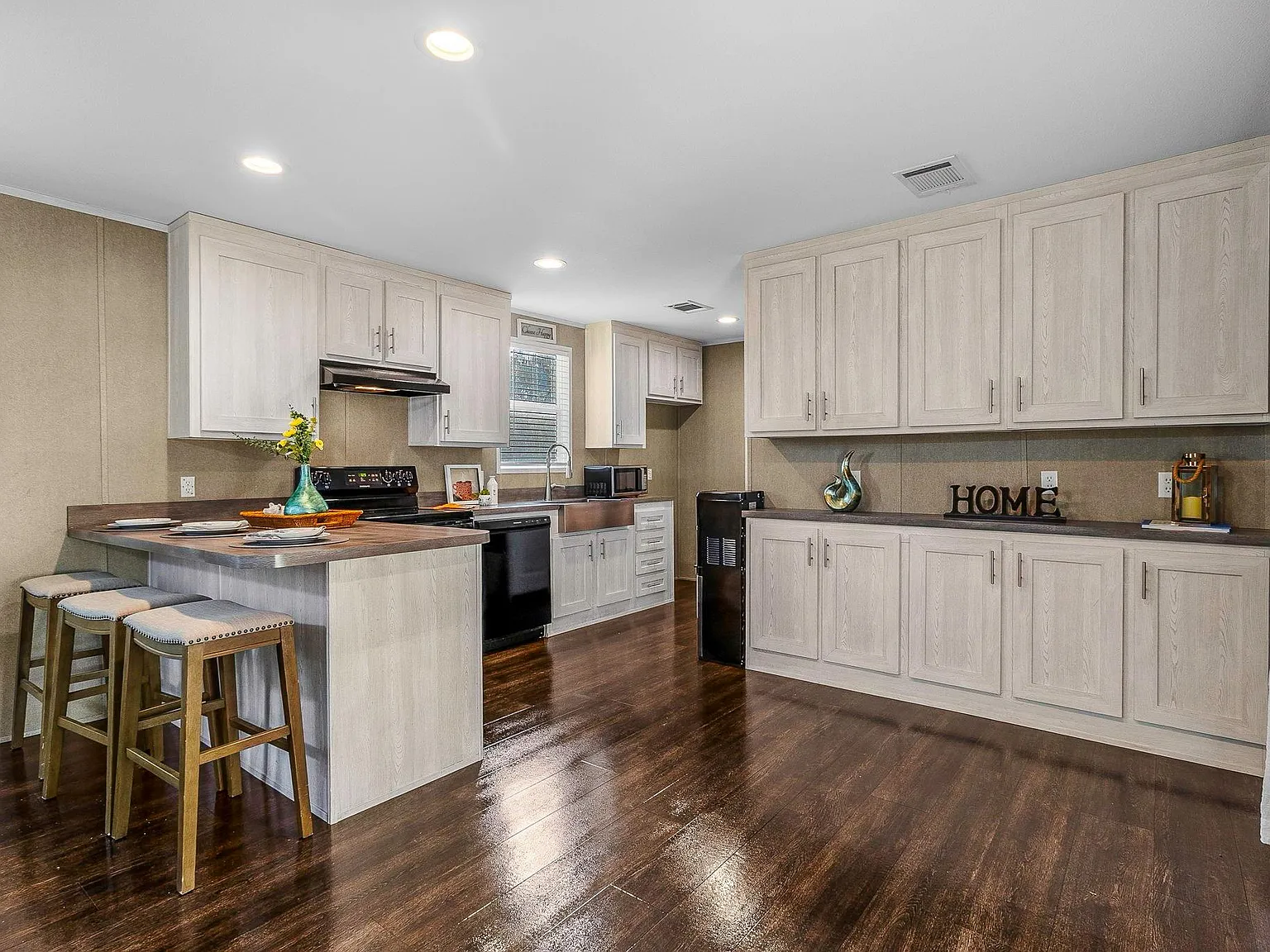 3 bed, 2.0 bath, 1280 sqft, $1,500 — Photo 2