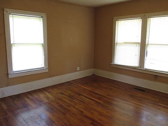 3rd image of 427 Staunton Ave
