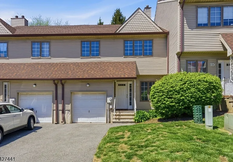 11 Deer Hill Ct — Photo 3