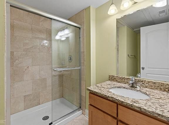 5th image of 956 W Wrightwood Ave #3E