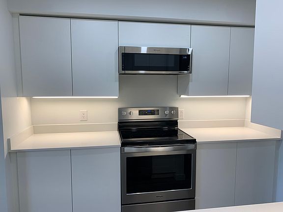 Kitchen - Stove, oven & Microwave