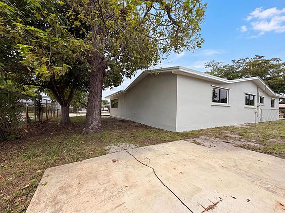 5th image of 820 NW 78th Avenue