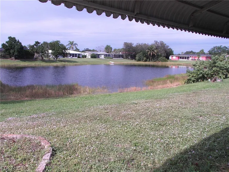 242 S Lake Dr — Photo 2