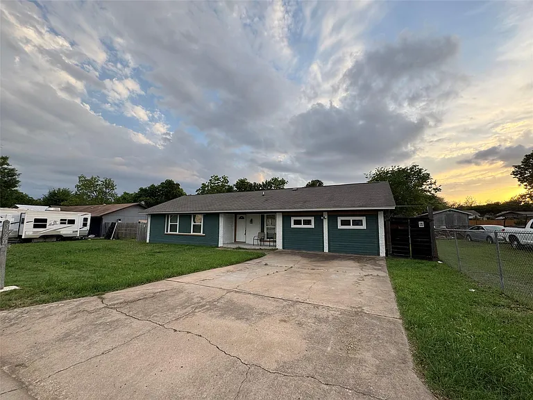 3520 Roanoke Dr — Photo 2