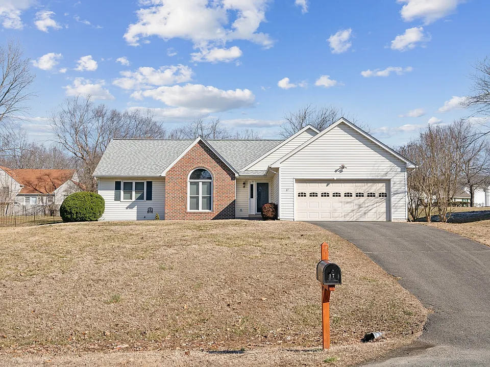 17 S Pointe Ln