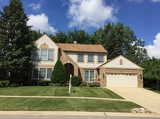 150 Robincrest Ln, Lindenhurst, IL 60046
