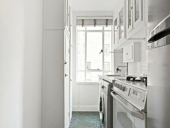 4th image of 25 Central Park W APT 12V