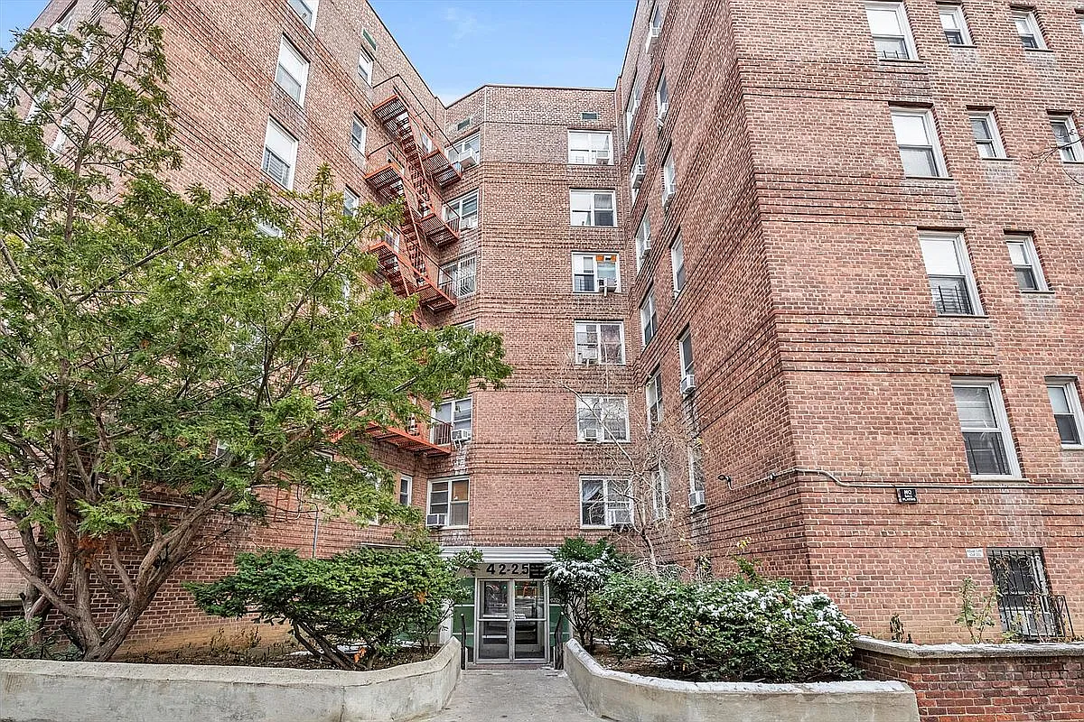 4225 80th St APT 3D photo 1